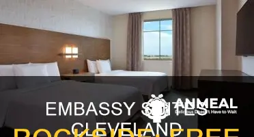 does embassy suites cleveland rockside offer complimentary breakfast