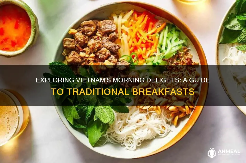 what is a traditional vietnamese breakfast